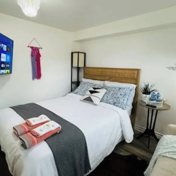 Sunrise BnB with Free Parking | hotel Toronto | Trivago