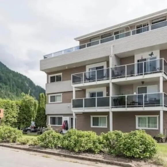 Modern Super Clean Lakeside Retreat | hotel Vancouver | Trivago