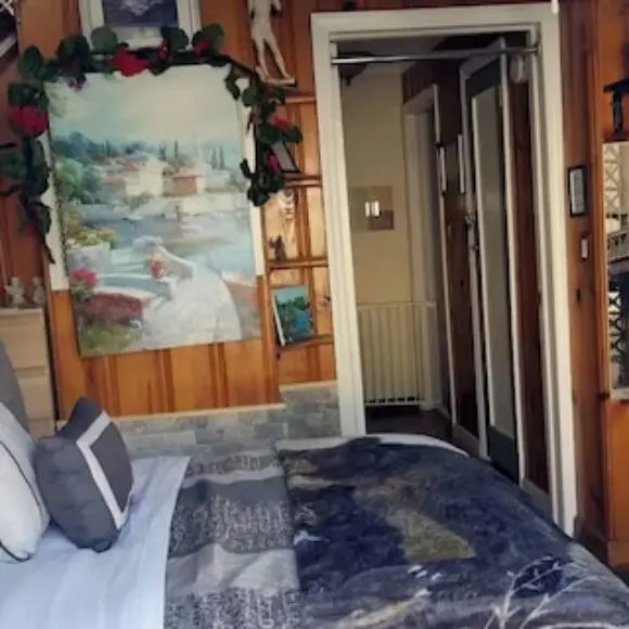 Cozy 1-bedroom house in Valley Stream with a beautiful outdoor deck and balcony. | hotel New York City | Trivago