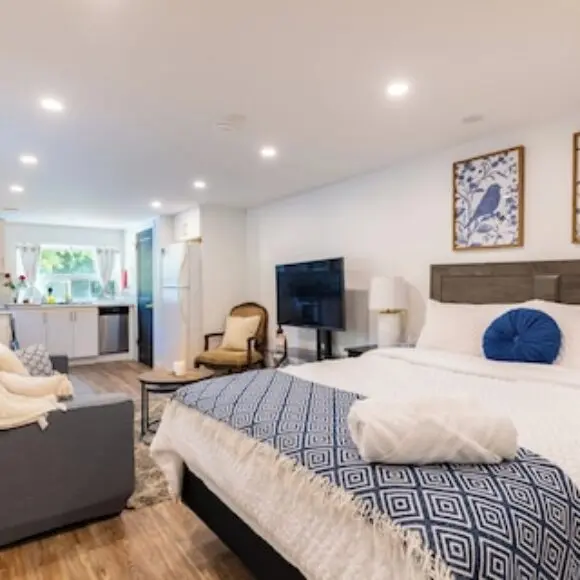 Chic Hotel-Style Retreat by Toronto Premium Outlets | hotel Toronto | Trivago