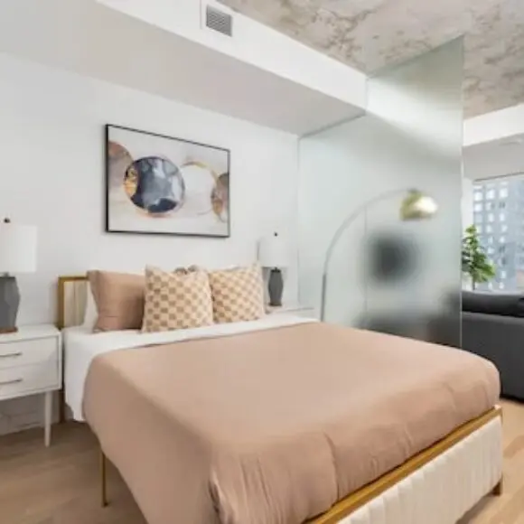Urban Oasis Condo with Cafe & Bar at Your Doorstep | hotel Toronto | Trivago