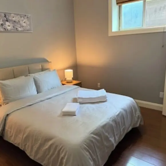 Queen-bed Room2 SHARED Bathroom & Common Space | hotel Vancouver | Trivago