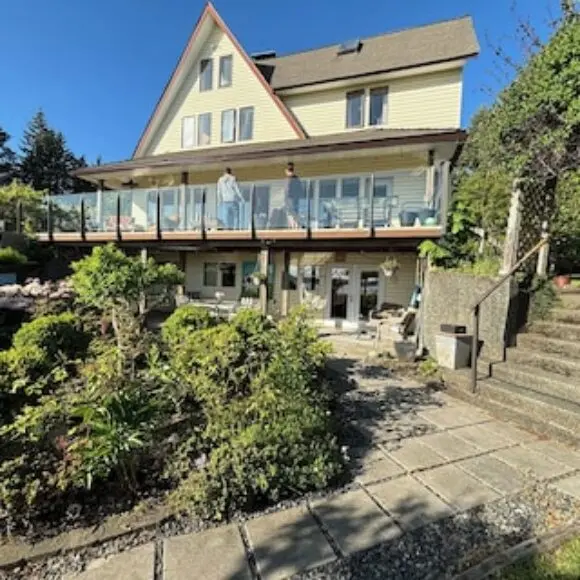 Luxurious New Suite Set In An English Country Garden By The Sea. | hotel Vancouver | Trivago