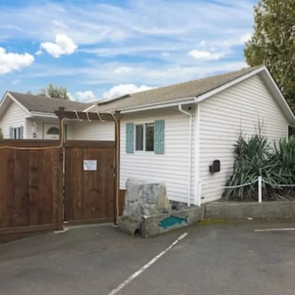 Oceanfront Cottage: Private Beach And Dock Access Hot Tub Bbq & Free Kayaks! | hotel Vancouver | Trivago