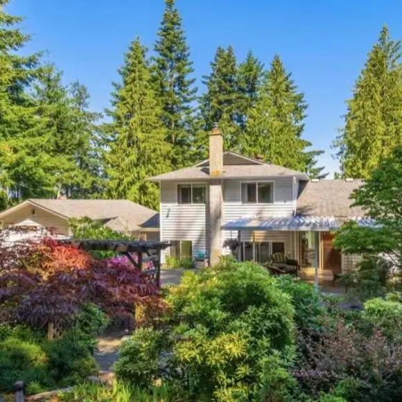 Beautiful home with one acre land for leisure time in Vancouver Island | vacation home Vancouver | Booking.com