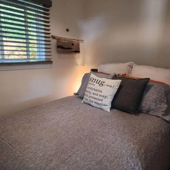 Tiny House with HOT TUB, close to golf and hiking!! | vacation home Vancouver | Booking.com