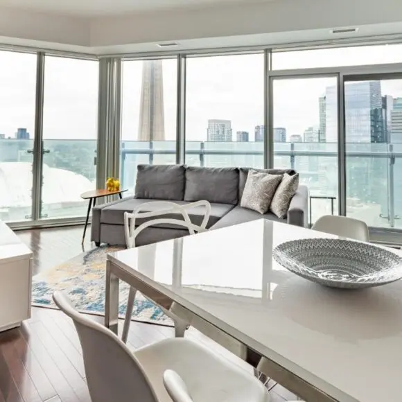 High Rise Condo with Stunning Lake and CN tower view | vacation home Toronto | Booking.com