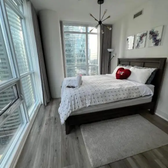 Prestigious 2-Bdrm Condo – across from Scotiabank Arena | vacation home Toronto | Booking.com