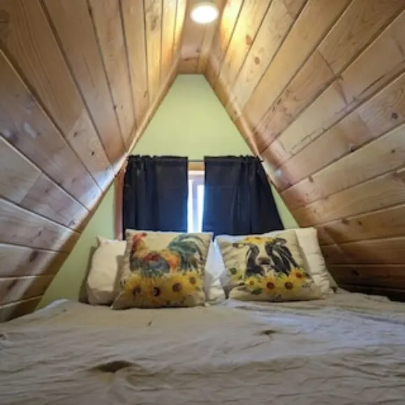 Farmhouse cabin on 33 acre farm | hotel Vancouver | Trivago