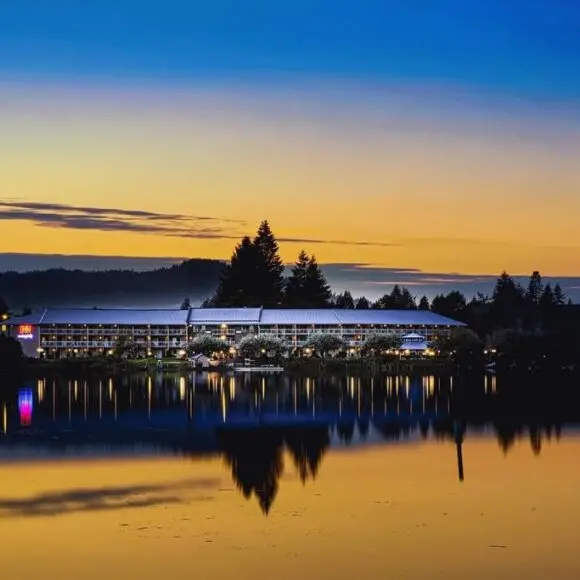 Inn on Long Lake | budget Vancouver | Booking.com