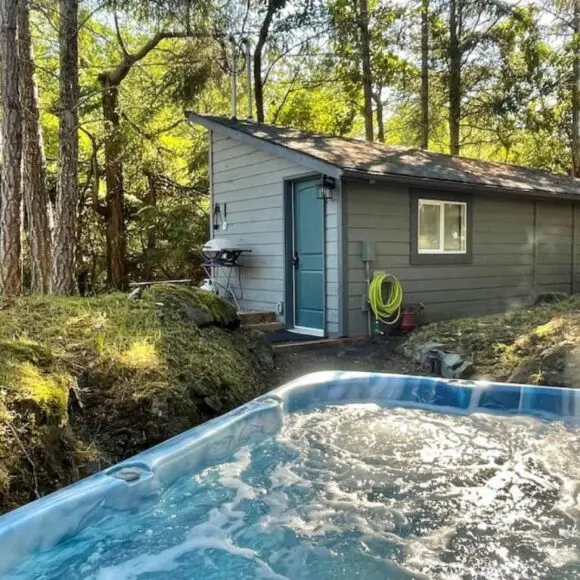 Cozy Cabana with Large Private Outdoor Hot Tub | vacation home Vancouver | Booking.com
