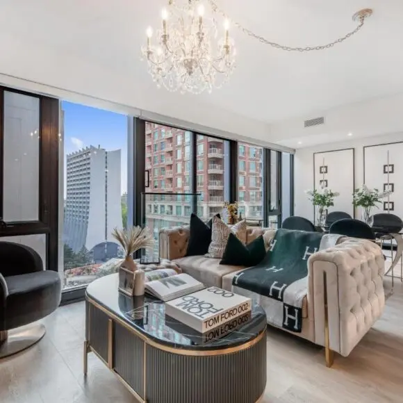 Yorkville Plaza Suites – Pool & Hot Tub | vacation home Toronto | Booking.com