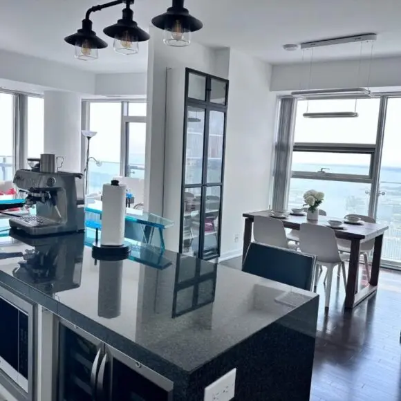 6 Guests Modern Condo with Lake Views Near CN Tower Fully Equipped | vacation home Toronto | Booking.com