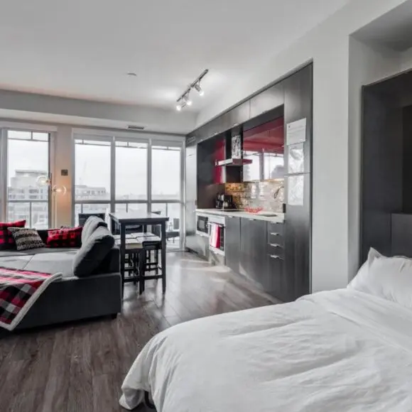 CN lovers | vacation home Toronto | Booking.com