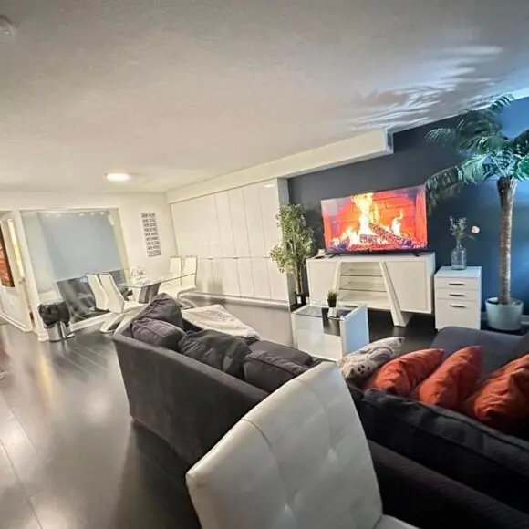 LakeView 2Bdrms 2Baths with 3 real beds and parking | vacation home Toronto | Booking.com