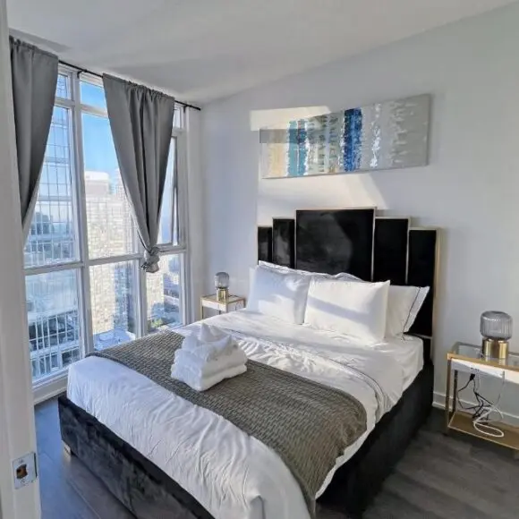 Downtown Oasis-Luxury Condo with Balcony & Free Parking | vacation home Toronto | Booking.com