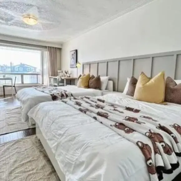 Cozy Studio with 2 Beds & Private Bathroom | hotel Toronto | Trivago