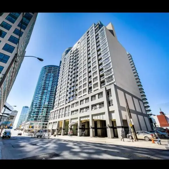Core Downtown Toronto-3 Bedrooms-2 Bathrooms-Washrooms-Free Parking-CN Tower-Ripleys Museum-Blue Jays Stadium In front-Indoor Gym-Swimming Pool-Jacuzzi Sauna-Filter Drinking Water-WiFi | vacation home Toronto | Booking.com