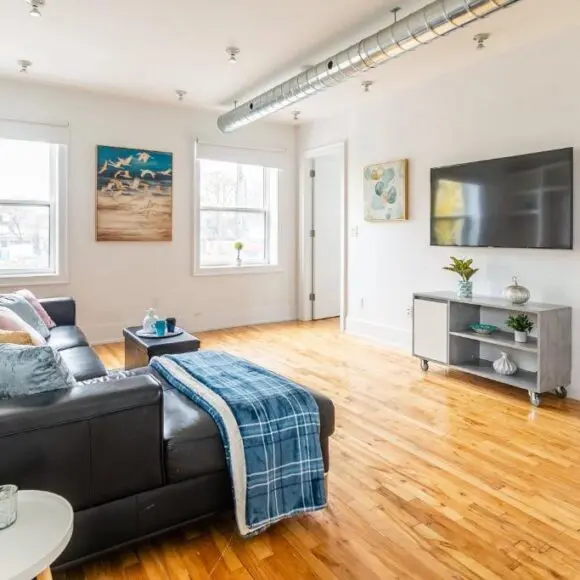 Stylish & Pet-Friendly 2BR Suite in Trendy Leslieville with Portable AC Nearest Intersection Eastern Ave | hotel Toronto | Booking.com