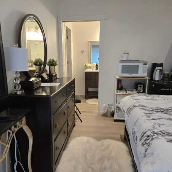 Private master bedroom in a farmhouse | vacation home Vancouver | Booking.com