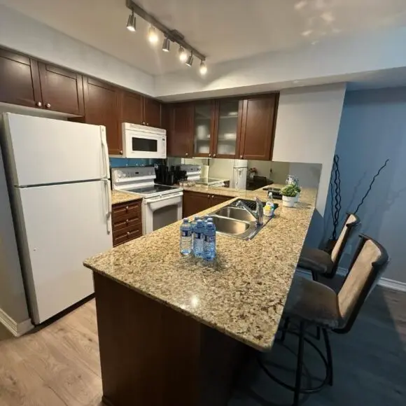 Large Downtown 2Br condo with Parking steps to Eaton Centre, UofT and SickKids | vacation home Toronto | Booking.com