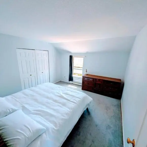Alert Bay, Spacious Executive Suite with Panoramic Ocean Views | vacation home Vancouver | Booking.com