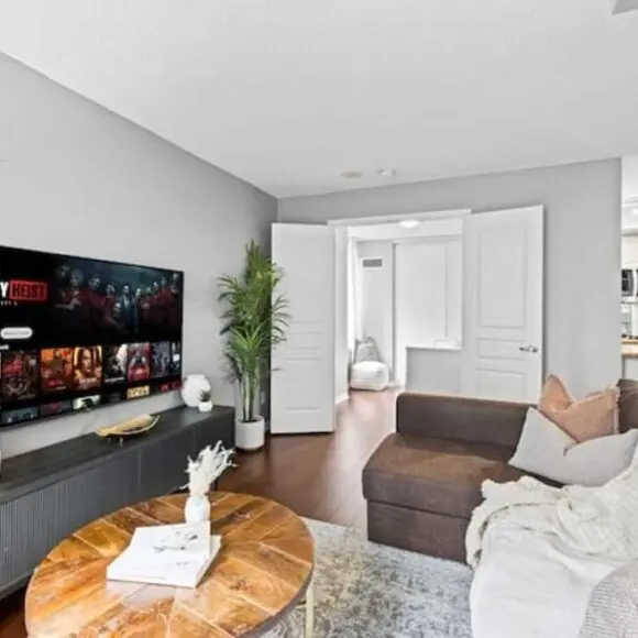 Modern Oasis Stylish 2BR Condo Near Attractions | vacation home Toronto | Booking.com