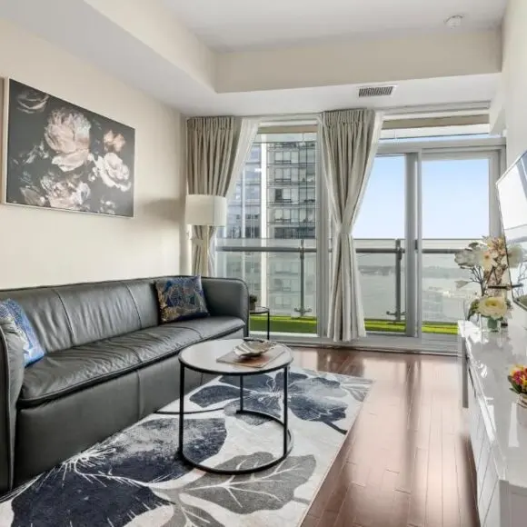 Luxury Lakeview Downtown Condo, CN Tower, Rogers Center, Scotia Arena, Lake View with Free Parking | vacation home Toronto | Booking.com