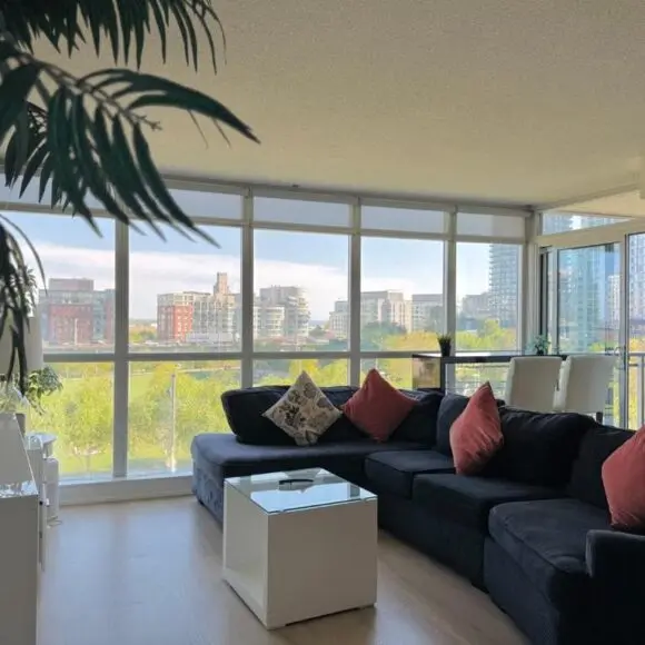 LakeView 2Bdrms 2Baths with 3 real beds and parking | vacation home Toronto | Booking.com