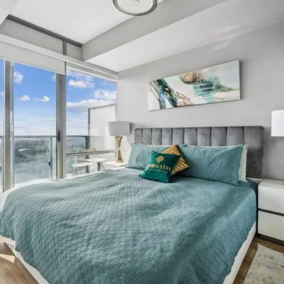 3 BR Enchanting Panoramas Lake Ontario w Balcony | vacation home Toronto | Booking.com