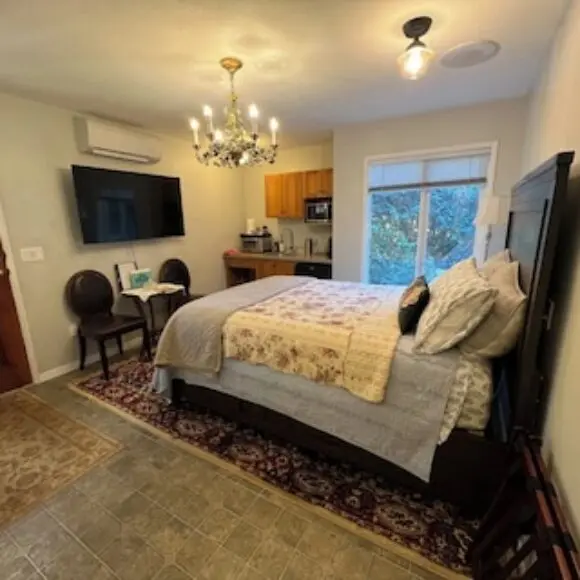 Peaceful Hidden Gem 1 Br On 1 Acre W/ Large Pond | hotel Vancouver | Trivago