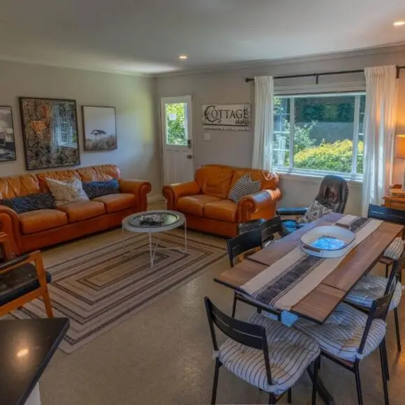 Family Cottage at Horner Park | vacation home Vancouver | Booking.com