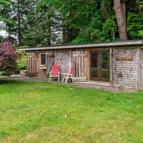 The Wood Shed with hot tub | camping Vancouver | Booking.com