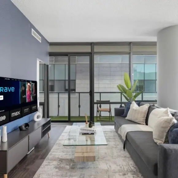 Financial District Gem – King Bed & City Views | vacation home Toronto | Booking.com