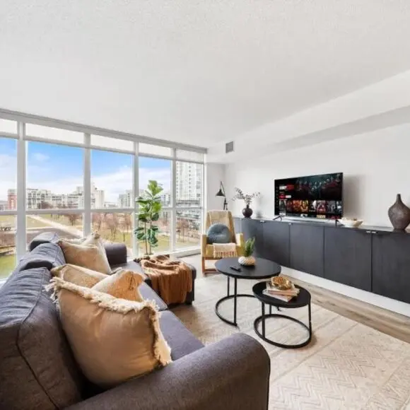 Spacious Downtown Condo – Walk to CN Tower & More | vacation home Toronto | Booking.com