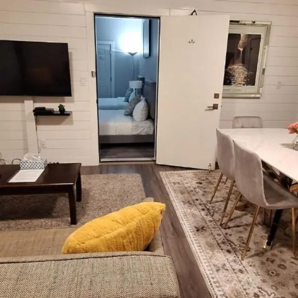 Two Bedroom Suite with AC, Sleeps 8- Welcome Snacks and Drinks Included | budget Vancouver | Booking.com