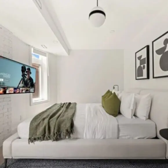 Cozy Parkside Getaway Steps to Transit & Lake | hotel Toronto | Trivago