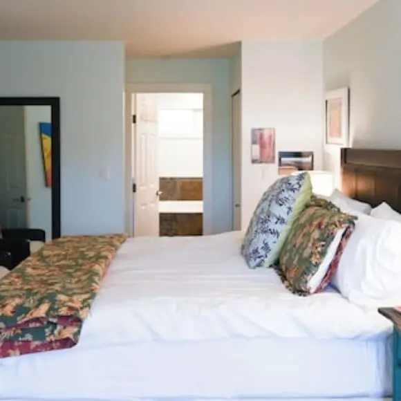 Charming 2-bedroom Condo With Pool | hotel Vancouver | Trivago
