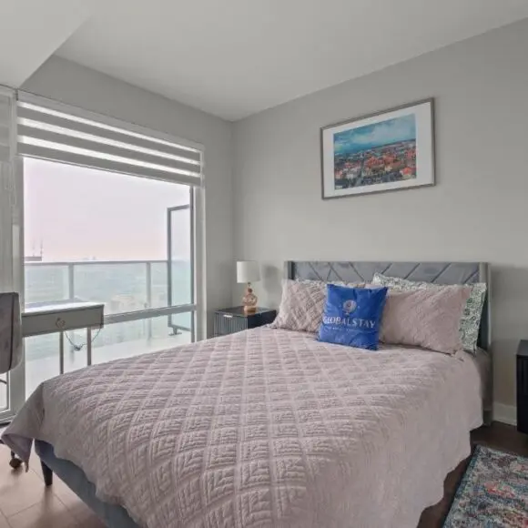 New Cozy 1 Bedroom & Den Condo in Downtown Toronto | vacation home Toronto | Booking.com
