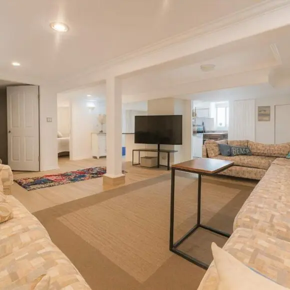 Poolside Shared Suite – Private Queen Room with Heated Pool | budget Vancouver | Booking.com