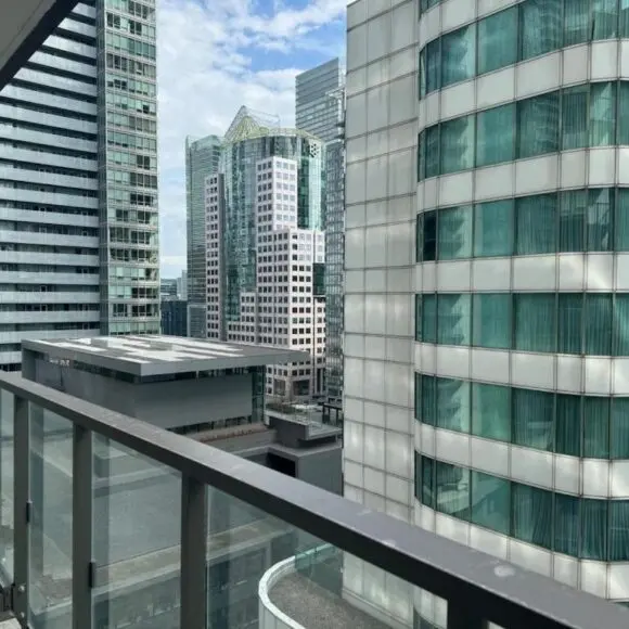 Modern 2 Bed, 2 Bath with Balcony – near CN Tower and Rogers Center | vacation home Toronto | Booking.com