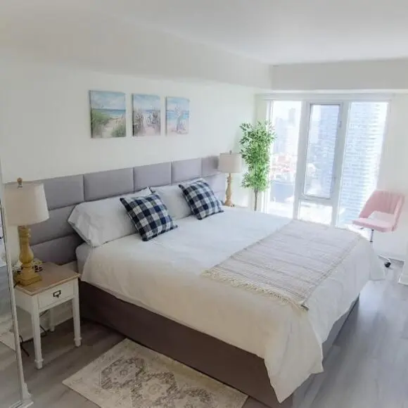 Luxury 42nd Floor Suite at Pantages, Free Parking, Steps to Eaton Centre & Dundas Sq | vacation home Toronto | Booking.com