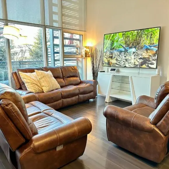 9 Beds Townhouse recently renovated | vacation home Toronto | Booking.com