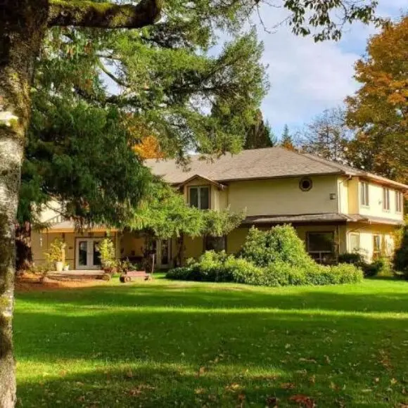 Cedar Wood Lodge Bed & Breakfast Inn | vacation home Vancouver | Booking.com