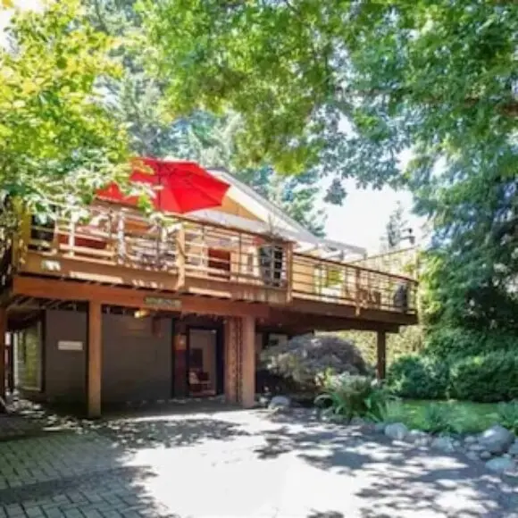 Cozy Snug Cove Treehouse | hotel Vancouver | Trivago