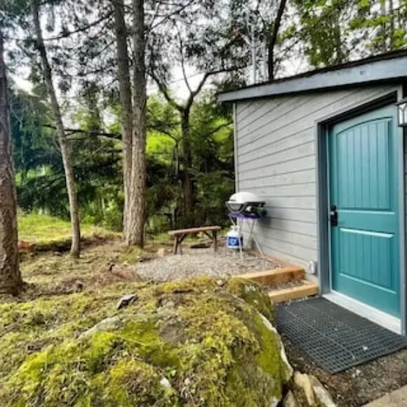 Cozy Cabana with Large Private Outdoor Hot Tub | hotel Vancouver | Trivago