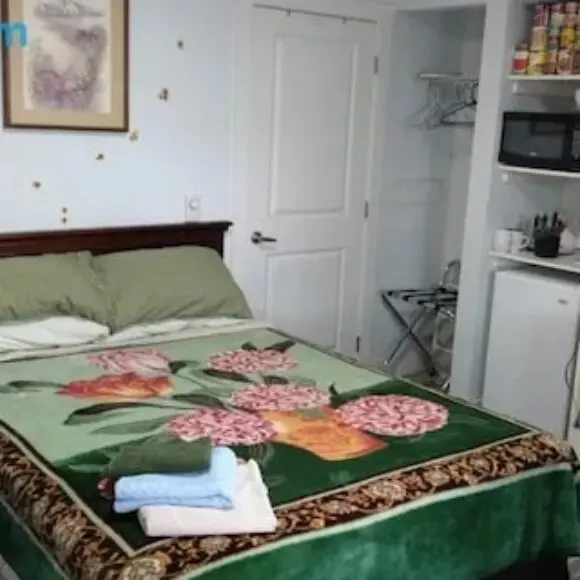 Guest Suite Private Retreat for 2 Guests With AC – 4 Units Available | hotel Vancouver | Trivago