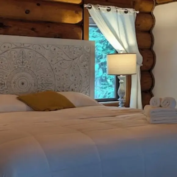 Harrison Oak Chalet/ 5 Minutes To Harrison Lake With Game Room & Deck | hotel Vancouver | Trivago