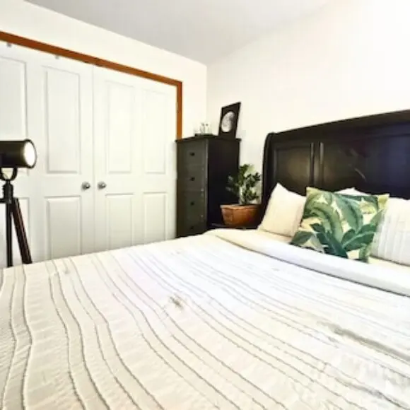 Cedar and Salt – Hot tub | Sauna | EV Charger | hotel Vancouver | Trivago
